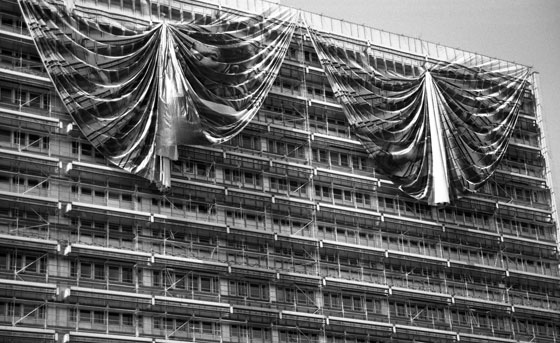 Porschien, Ingo, Fassade am Alexanderplatz, Berlin, 2014, 50,00 x 60cm, Baryt, Handabzug,12 + 2